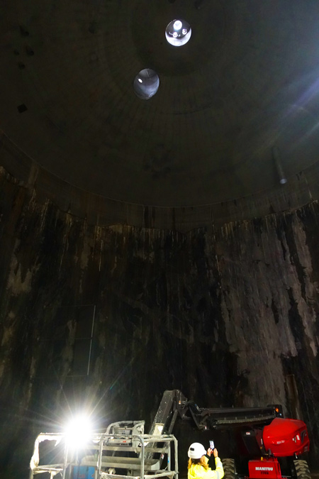 Till taket är det 23 meter. I det stora hålet i mitten sätts en stång med en propeller som får vattnet att cirkulera.