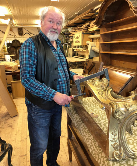 Kenneth Nylén,  en av de skickligaste möbelrenoverarna i Sverige, finns på Lidingö. Foto: Katarina Palmstierna