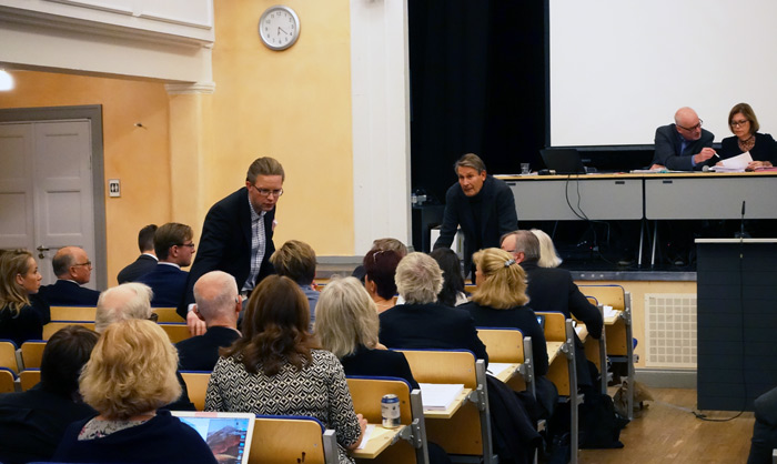 När andre vice ordförande skulle väljas i en sluten omröstning blev det diskussion i en del partigrupper. Fredrik Vinstock (M) t.v. och Hans Barje (M) delade ut direktiv (?) eller lyssnade på sina partikamrater (?).
