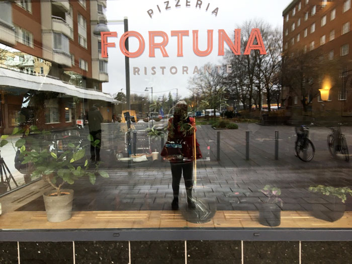 Toscana har bytt namn till Fortuna för en filminspelning i Larsberg. Foto: Inger Grimlund