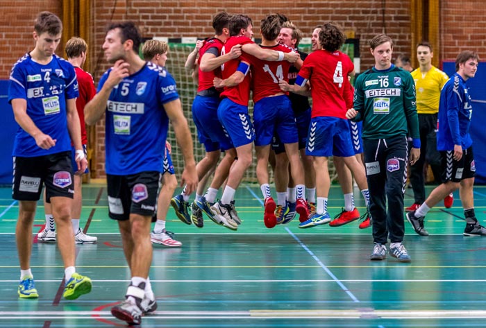 Lidingös lag gör segerdansen efter den hårda matchen mot Uppsala. Foto: Matthew Tipple