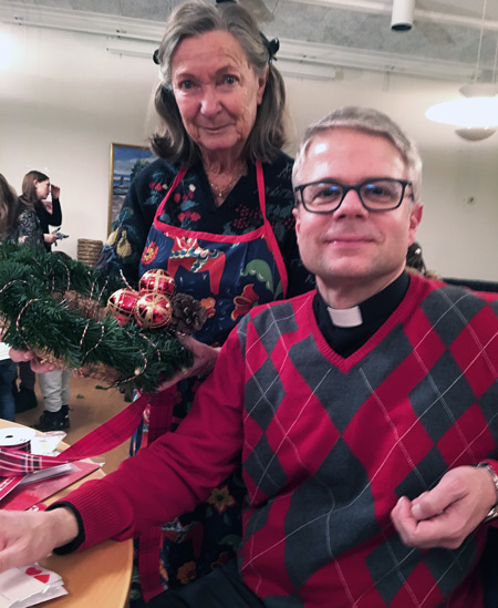 Vår nye kyrkoherde Magnus Östling var på plats med min granne Kiki Wäneland. Foto: Inger Grimlund
