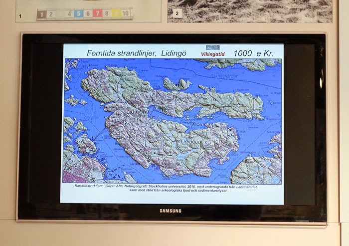 På denna skärm kan man se hur ön vuxit upp ur havet, från år 6000 f.Kr.