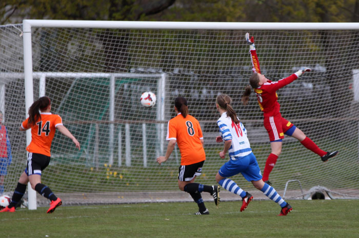 2-1 gjordes på ett långskott från högerkanten av Elsa Velander. Nr 18 Sara Tessem bevakar att bollen hamnar rätt. Foto: Björn Jansson