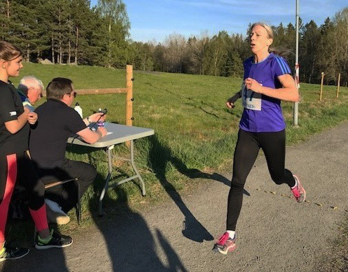 Annica Sandström passerar mållinjen. Lars-Eric Dahlstedt