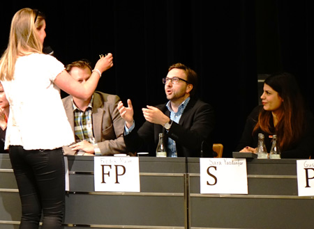 En av arrangörerna, Anna Lagerlöf, lämnade över en liten krona till Fredrik Malm (FP) som vann tävlingen under den speciella frågestunden. Sara Yazdanfar (SSU) till höger.