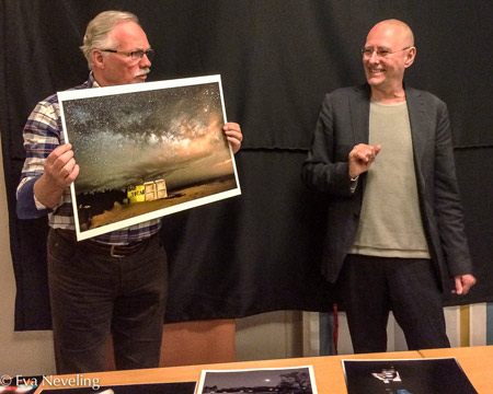 Dawid (till höger) var domare vid månadstävlingen i fotoklubben. Här bedömer han Stefan Zanders bild av Vintergatan, kvällens vinnare. C-H Segerfeldt, ordförande i LFK, assisterar. Foto: Eva Neveling