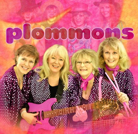 Två medlemmar i Sveriges första kvinnliga popgrupp kommer till Radio Lidingö i morgon. Det är Eva och Eva, till höger på denna bild. Fr.v. Margareta Stark Theander, Maud "Måddan" Lindqvist, Eva "Plommon" Soelberg och Eva Kroon-Bisenius. Foto: Plommons