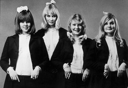 Den första idolbilden, från 1965. Fr.v. Maud "Måddan" Lindqvist, Eva Kroon-Bisenius, Eva "Plommon" Soelberg och Ninnie Granelli. Foto: Plommons