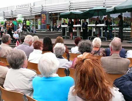 Medborgarna lyssnar på Lidingös politiker inför valet 2010. Utfrågning av de åtta partierna utanför Lidingö stadshus.