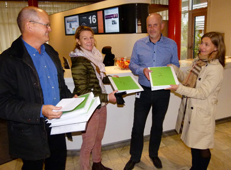 De fyra pärmarna med underskrifter överlämnades på tisdagen av Namninsamlingskommittén till Lidingö stad. Fr.v. Christer Mohlin och Elisabeth Lidefelt från kommittén, Per Franzén Lidingö stad och Eva Fröberg, kommittén.