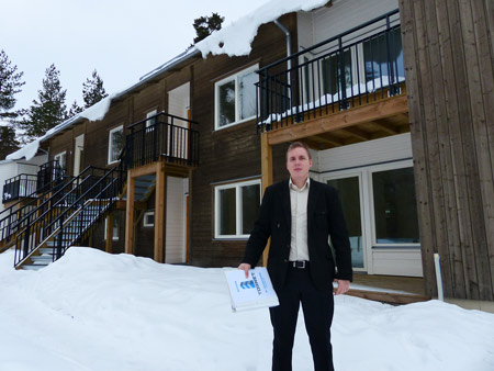 Annti Ahonen, förvaltare på Fastighets AB Tornet, framför några av de nya lägenheter i Brevik som idag kommer att få hyresgäster.
