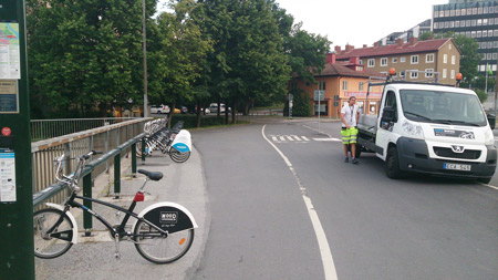 City Bikes påfyllningsbil har stannat vid Torsviks cykelställ där det ser lite tomt ut. Läsarbild