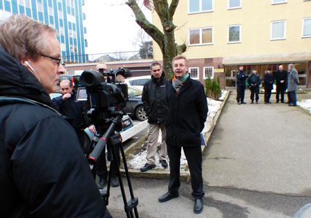 Det kronofogde Peter Stigefelt kunder erbjuda i visningsväg var en tur runt huset. På gården stod ryska representanter och två svenska poliser. Media var starkt representerat under visningen.
