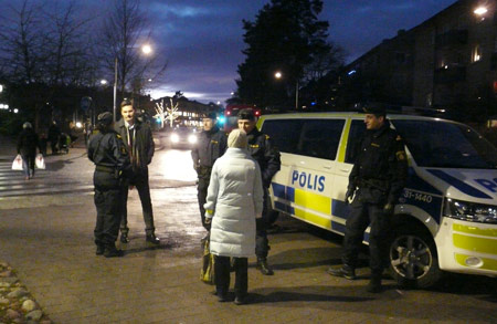 Under hela söndagen har polisen funnits på plats i Lidingö centrum för att ta emot tips om morgonens överfall och för att informera. Bilden tagen klockan 16.13. Foto: Ingvar Svenserud