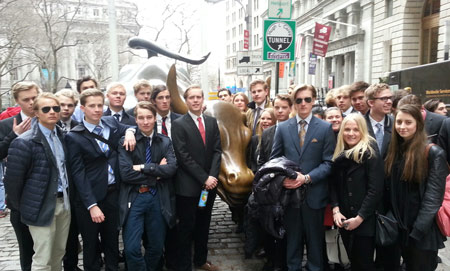 Klass SP 10E på Wall Street vid den berömda skulpturen av tjuren. Tjurarna vill blåsa upp priserna, björnarna vill pressa ned dem. Foto: Anders Nordén