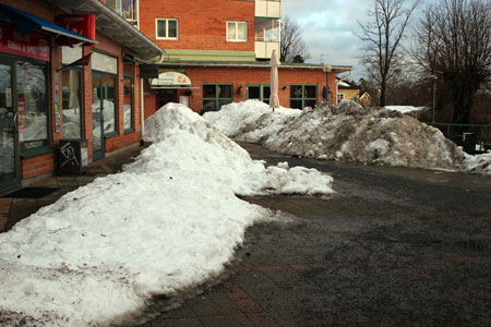 Breviks centrum, nyårsafton. Ska snön ligga kvar tills den smält eller ska den fraktas bort? Foto: Bengt Jansson