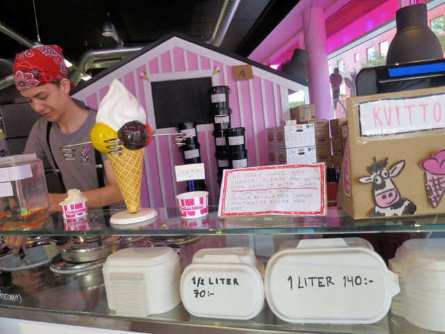 StikkiNikki är glasstillverkaren som har oändliga smaker att erbjuda sina kunder. Foto: Inger Grimlund