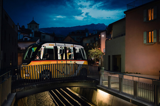 FÖRARLÖST. I staden Sion i Schweiz kör två bussar förarlöst mitt i centrum bland vanlig trafik och fotgängare - det handlar om minibussar med plats för 11 sittande passagerare som upptar samma yta på gatan som en vanlig personbil med plats för förare och fyra passagerare. RT-Forum har provåkt detta exempel på framtidens kollektivtrafik. Foto: PostBus Switzerland