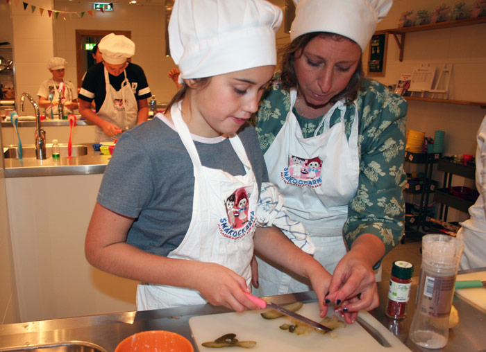 Ättiksgurkan ger fin smak till biffarna "à la Lindström". Lärare här är Madeleine Morne och eleven Carla. Foto: Inger Grimlund