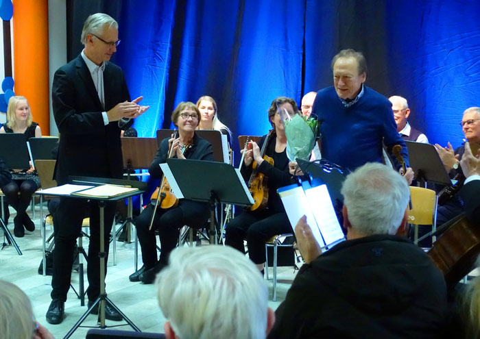 Göran Swedrup fick blommor och applåder, från bl.a. orkesterns dirigent Michael Schlyter.