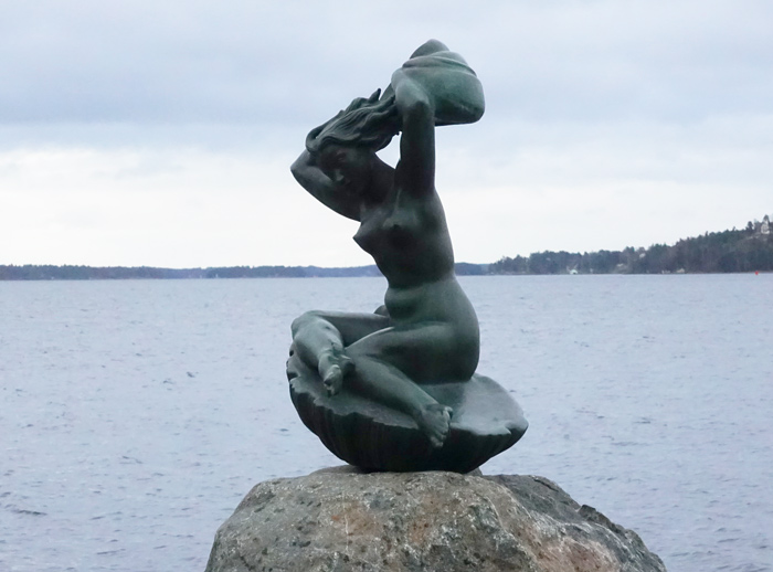 Venus sittande på en snäcka, vid Gåshaga brygga.