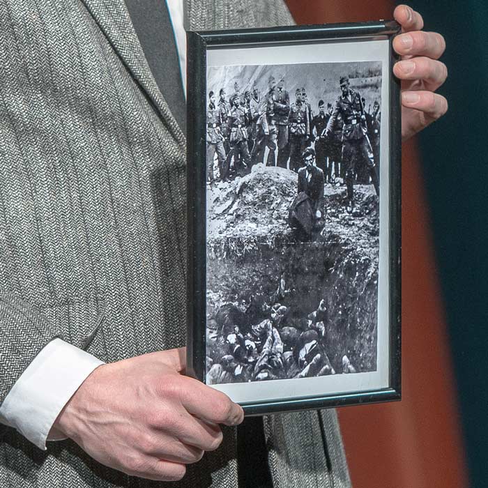 En bild från nazisternas avrättningarna av judar visades under föreställningen. Foto: Bo Vading