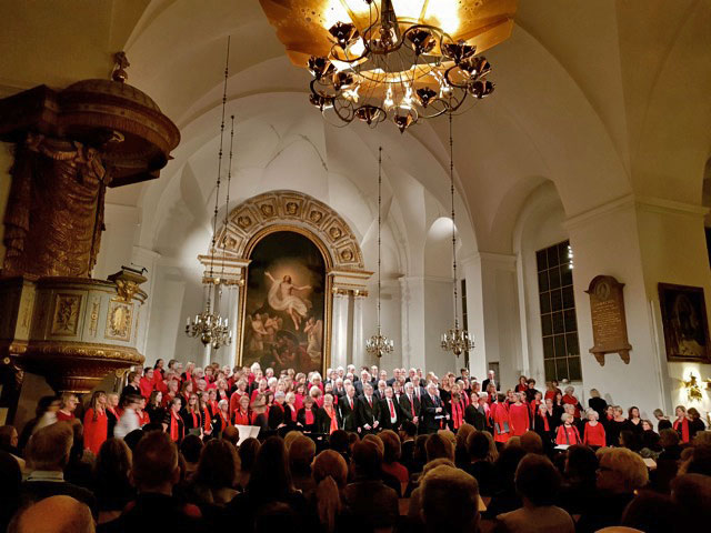 Storkör ur Sveriges Körförbund och Adolf Fredriks Musikklasser i Kungsholms kyrka firar advent med bravur. Foto: Inger Grimlund