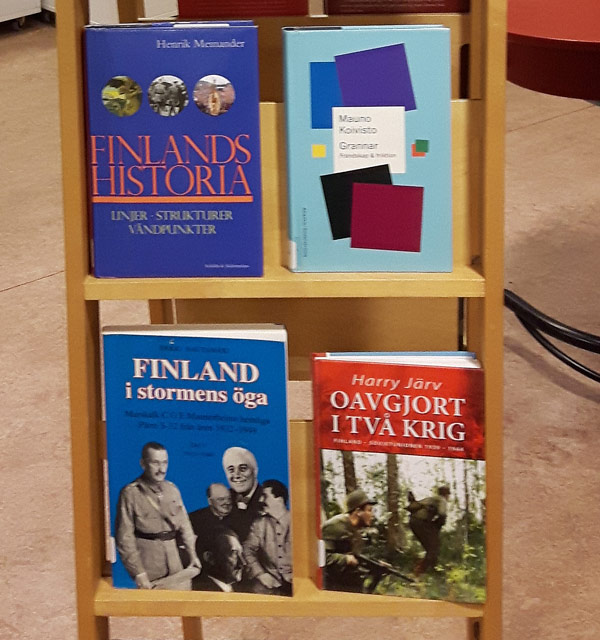 På Lidingö stadsbibliotek finns en hel del litteratur om Finland. Bilden tagen den 6 december.