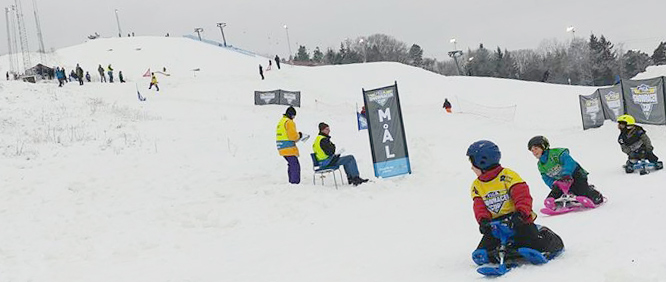 Snowracer Cup i Ekholmsnäsbacken. Startområdet syns uppe till vänster. Foto: Snowracer Cup