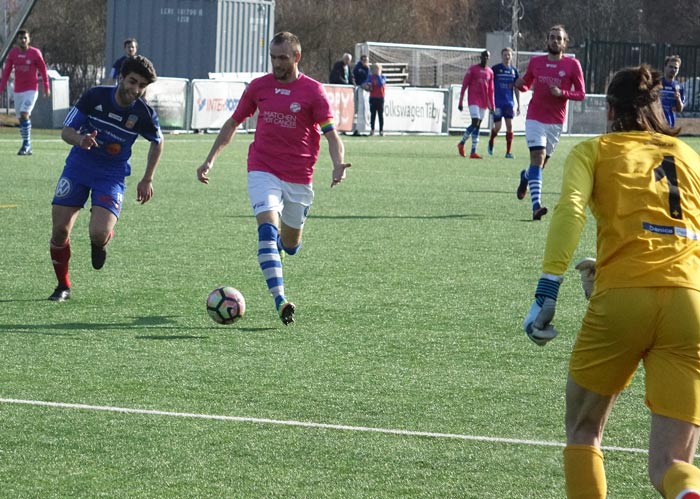 Norrtäljes målgörare Shakew Husein i kamp med IFK:s Branislav Karic. I förgrunden IFK:s målvakt Jacob Widell Zetterström.
