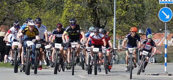 15 sekunder efter starten på Lidingövallen kör cyklisterna på Elfviksvägen. Arkivbild
