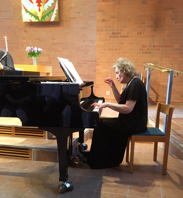 Pianisten Larisa Gotlib spelade på Ansgarskyrkans flygel. Foto: Inger Grimlund