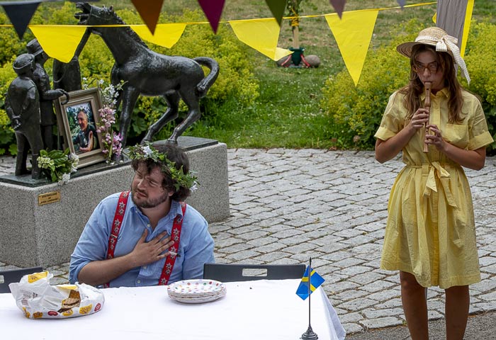 Han bjuds på knäckebröd. Lekarna ska börja, men alla är inte överens. En avliden farbror är med på festen, på bild. (Jakob Degerfält och Mimmi Cyon). Foto: Bo Vading