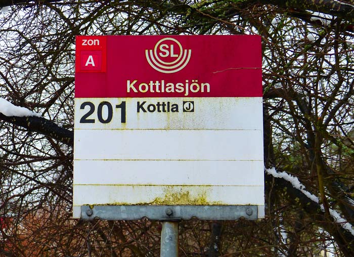 Busshållplatsen "Kottlasjön" dras tillfälligt in på grund av asfalteringsarbete. Resande hänvisas till hållplats "Skärsätra skola". Arkivbild