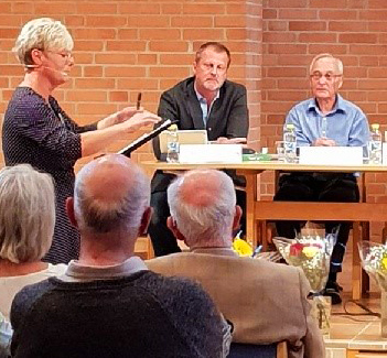 Marie Linder ledde debatten. Två av deltagarna var Daniel Larson (S) och Sven Erik Wånell (V). Foto: Hyresgästföreningen