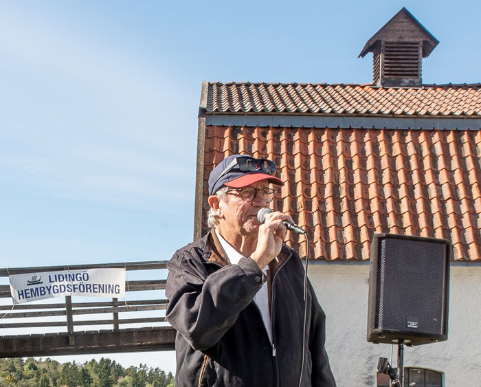 Elfviksgårdsdagen är ett samarrangemang mellan Elfviks gård och Lidingö Hembygdsförening. Jan-Eric Österström berättade om evenemanget och aktiviteterna. Foto: Bo Vading