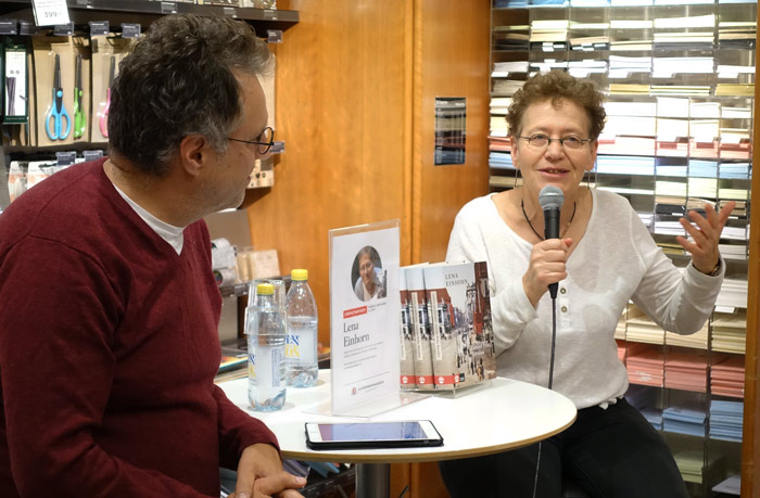 Lena Einhorn i Akademibokhandeln tillsammans med Stephen Farran-Lee.