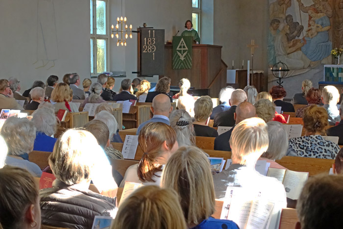 En absolut fullsatt Breviks kyrka lyssnade till kyrkoherden Carina Nilssons avskedpredikan.