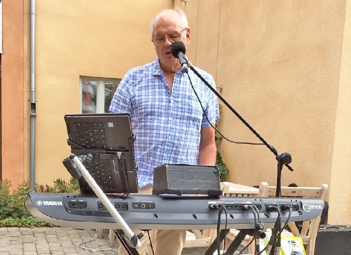 Musiken vid vår middag står Bert Öhlund för – här på bilden spelar han för alla på Siggebogården. Det var en glad dag i augusti. Foto: Inger Grimlund