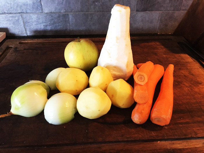Råvarorna till soppan är höstens rotfrukter + ett äpple. Foto: Inger Grimlund