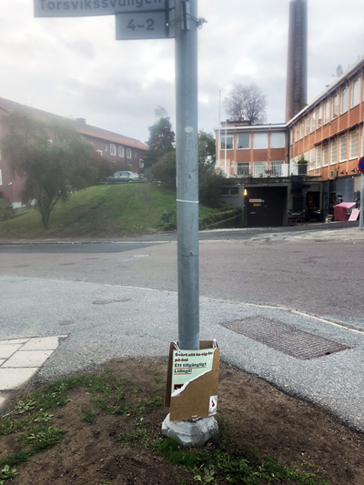 Vid Torsvikssvängen klamrar sig Vänsterpartiets affisch fortfarande kvar. Foto: Christofer Popoff