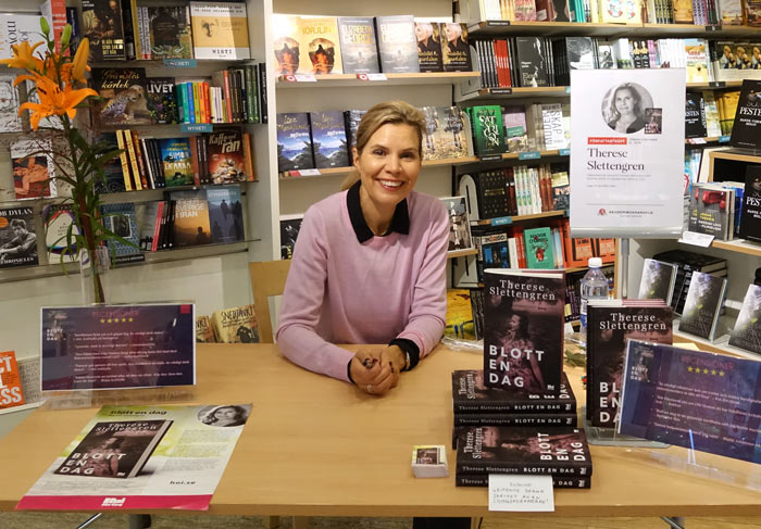 Lidingöbon Therese Slettengren redo att signera sin debutroman "Blott en dag".