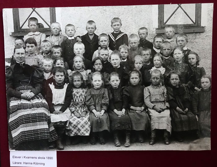 En bild från 1890 på eleverna i Kvarnens skola ingår i Lidingö museums utställning, som invigdes idag. Utställningen beskrivs i en kommande artikel. Fotograf okänd