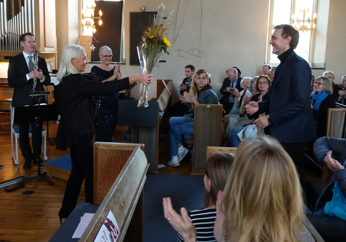 Tonsättaren Magnus Båge tackas med blommor efter konserten.