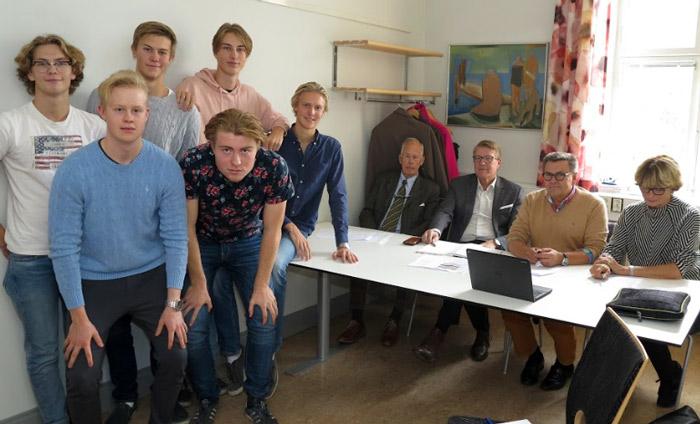 "Hus of Cards UF" med Wilhelm, Victor, Johan, Fabian, Albin och Fredrik framför Draknäste 1. Foto: Anders Nordén