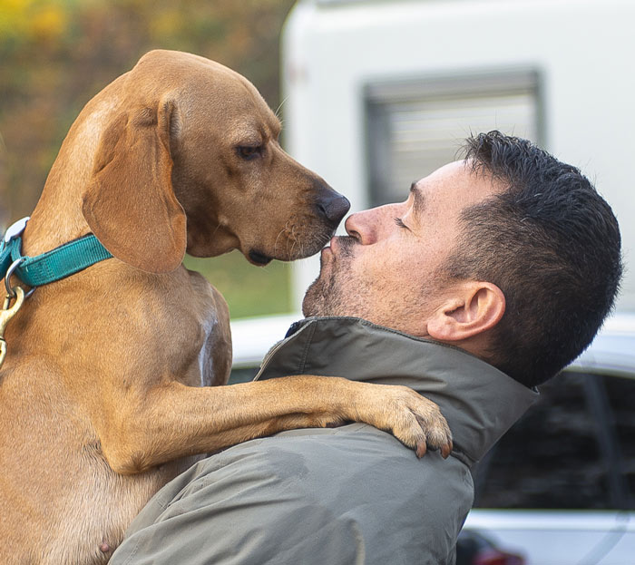 Samtidigt får hunden Christos en puss av sin husse. En bra början på dagen. Foto: Bo Vading