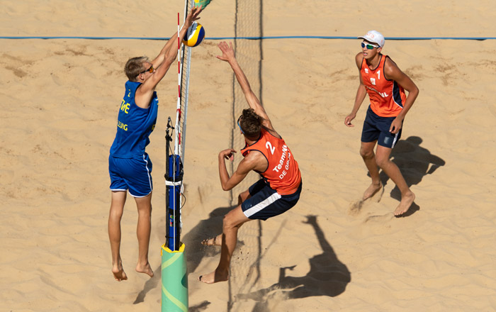 Nederländernas Yorick De Groot slår bollen och Jonatan Hellvig stoppar den. Foto: Joel Marklund för OIS/IOC