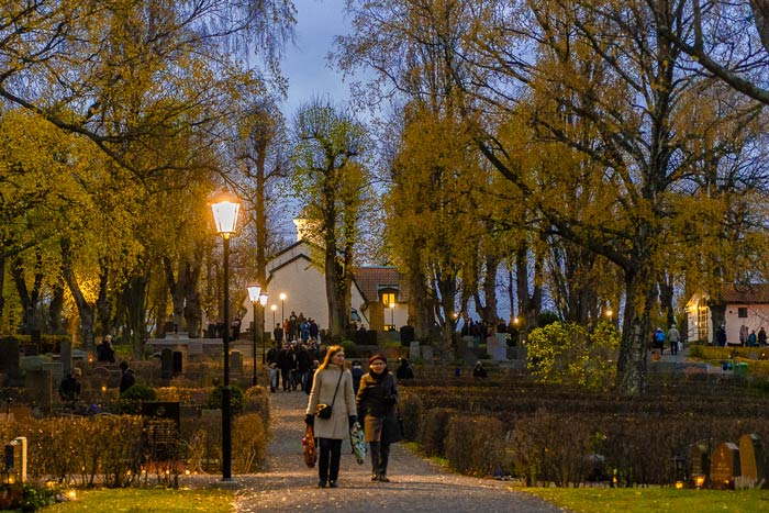 Många samlades på kyrkogården för att tända ljus eller bara promenera genom det vackra området. Foto: Bo Vading, piqs.se