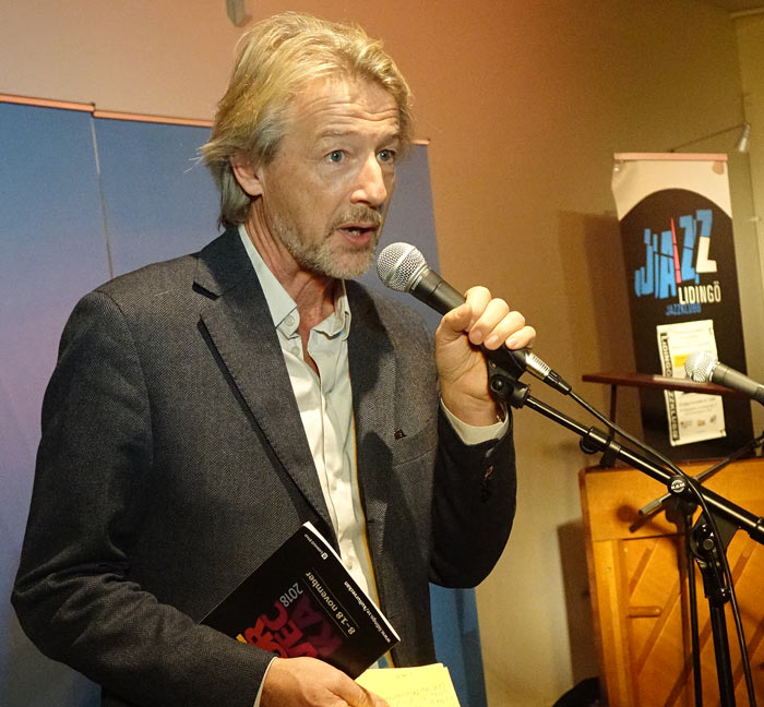 Lidingös kulturchef John Svensson gav först den stora publiken information om den förlängda kulturveckan.